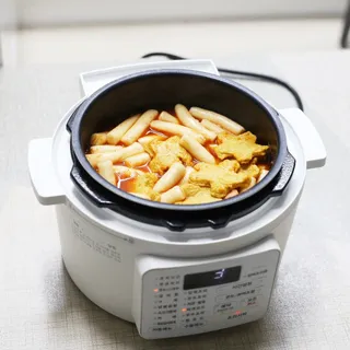 빨간키트 떡볶이 밀키트 2~3인분 매운맛 국물 떡볶이 만들기 쉬운 황금 레시피 분말 소스로 간편한 요리 — 5점을 준 리뷰어가 2021년 8월 올린 사용 사진