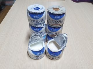 매일바이오 그릭요거트 오리지널 플레인 4개, 로스터리 커피믹스 4개 — 4.5점을 준 리뷰어가 2021년 12월 올린 사용 사진