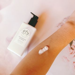 줄라이 모닝 _ JULY MORNING 줄라이모닝 하이드레이팅 퍼퓸드 바디앤핸드 에멀젼 — 4점을 준 리뷰어가 2021년 10월 올린 사용 사진