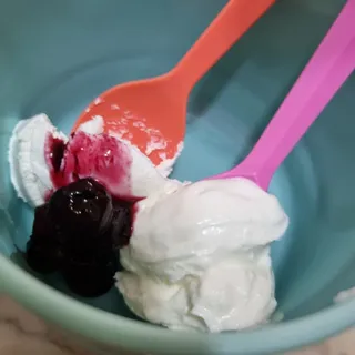 요그앤오트 그릭요거트 24 150g +  그릭요거트 48 150g + 블루베리 콤포트 — 5점을 준 리뷰어가 2022년 6월 올린 사용 사진