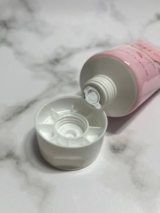 홀리키 체리 블러썸 화이트닝 바디 선 로션 — 5점을 준 리뷰어가 2023년 6월 올린 사용 사진
