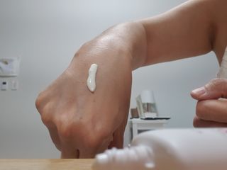 리더스코스메틱 리더스 카밍 바이오틱스 선 에센스 SPF 50+ PA++++ — 5점을 준 리뷰어가 2022년 6월 올린 사용 사진