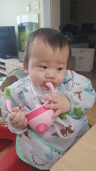 유비맘 트라이탄 코니빨대컵_컬러 랜덤 발송 — 4점을 준 리뷰어가 2021년 3월 올린 사용 사진