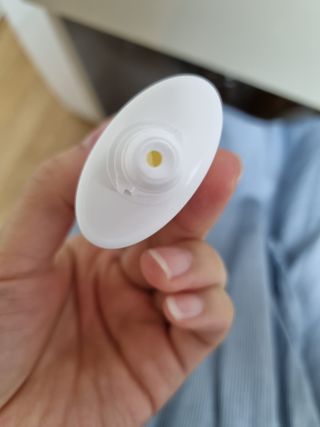 틱톡 [후르디아] 백탁NO! 화잘먹 수분광 선 에센스✨ — 4점을 준 리뷰어가 2023년 5월 올린 사용 사진