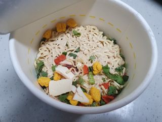 NISSIN 닛신 컵누들  4종 - 씨푸드오리지날, 씨푸드 스파이시, 씨푸드 커리, 씨푸드 XO소스 — 2점을 준 리뷰어가 2022년 4월 올린 사용 사진