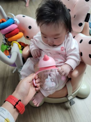 유비맘 트라이탄 코니빨대컵_컬러 랜덤 발송 — 5점을 준 리뷰어가 2021년 3월 올린 사용 사진