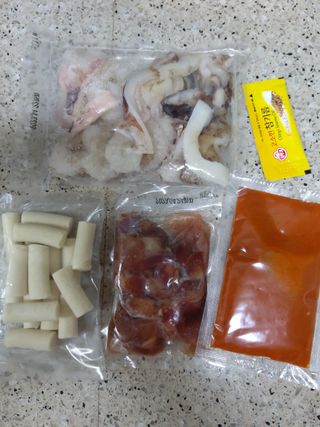 화끈한녀석들 새오똥400g 새우,오징어,똥집 볶음요리 소스,밀떡, 참기름 포함 — 5점을 준 리뷰어가 2022년 12월 올린 사용 사진