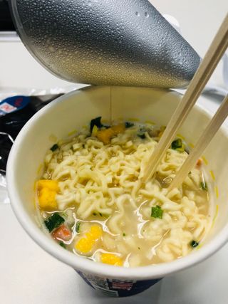 NISSIN 닛신 컵누들  4종 - 씨푸드오리지날, 씨푸드 스파이시, 씨푸드 커리, 씨푸드 XO소스 — 5점을 준 리뷰어가 2022년 4월 올린 사용 사진