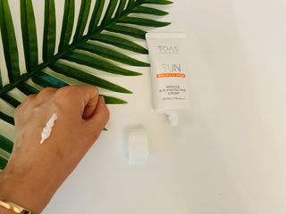 (구매평)스마트 스토어 구매평 _토아스 선 프로텍션 크림 혼합자차 선크림 50g — 5점을 준 리뷰어가 2025년 9월 올린 사용 사진