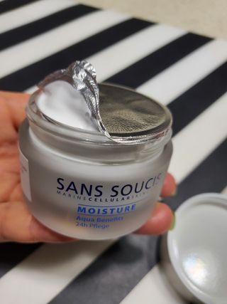 산수시 아쿠아 베네핏 24h 수부지 물광 속건조 수분크림 50ml — 5점을 준 리뷰어가 2021년 7월 올린 사용 사진