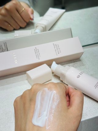 프리마인 선크림만 바꿨을 뿐인데 매일 물 2L챙겨먹고 기초케어 완벽하게 한 물빛피부 완성,셀라브UV프로텍터 — 5점을 준 리뷰어가 2023년 8월 올린 사용 사진