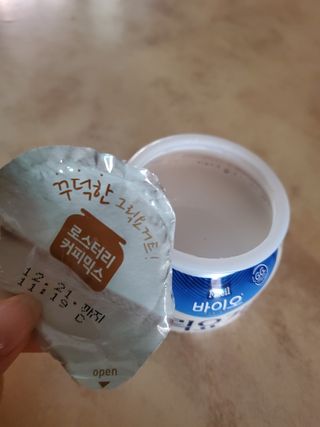매일바이오 그릭요거트 오리지널 플레인 4개, 로스터리 커피믹스 4개 — 4점을 준 리뷰어가 2021년 12월 올린 사용 사진