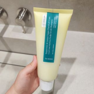 닥터시드 페퍼민트 앤 레몬 비건 비듬케어 쿨 탈모 두피 스크럽 샴푸 — 5점을 준 리뷰어가 2024년 7월 올린 사용 사진