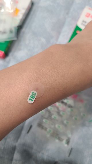 [큐어반H 스팟] 자외선 99프로 차단되는 스틱타입 스팟밴드(1팩 / 66매입) — 5점을 준 리뷰어가 2022년 11월 올린 사용 사진
