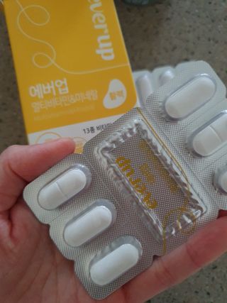 [몸엔용] 에버업 멀티비타민&미네랄, 눈건강 루테인 혈행건강 오메가3, 면역 프로바이오틱스 3종 택1 — 5점을 준 리뷰어가 2022년 4월 올린 사용 사진