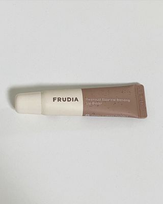 [후르디아] 올리브영 착한보습 비건 립버터 2종 — 5점을 준 리뷰어가 2021년 10월 올린 사용 사진