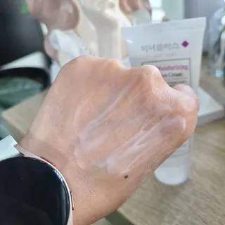 셀프 모이스처라이징 프로텍션 크림 셀프 모이스처라이징 프로텍션크림 — 5점을 준 리뷰어가 2022년 4월 올린 사용 사진