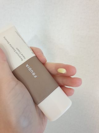 [후르디아] 끈적임 없는 착한성분 비건  핸드크림 3종 — 5점을 준 리뷰어가 2021년 11월 올린 사용 사진