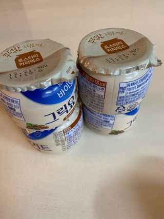 매일바이오 그릭요거트 오리지널 플레인 4개, 로스터리 커피믹스 4개 — 3.5점을 준 리뷰어가 2021년 12월 올린 사용 사진