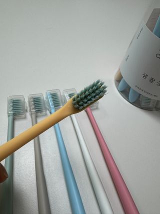 생활공작소 [네이버구매평] 미세모 콤팩트 칫솔 부드러운칫솔 치과칫솔 교정용 24개 — 5점을 준 리뷰어가 2025년 5월 올린 사용 사진