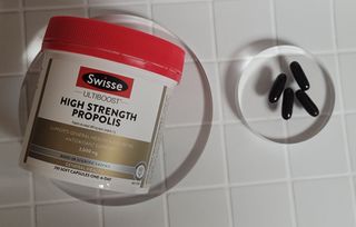 Swisse 스위스 고함량 프로폴리스 2,000mg 210정 — 4.5점을 준 리뷰어가 2021년 11월 올린 사용 사진