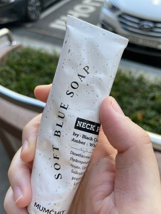 멈칫(MUMCHIT) 넥퍼퓸 NECKPERFUME 2가지 향 — 5점을 준 리뷰어가 2021년 11월 올린 사용 사진