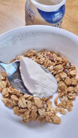 매일바이오 그릭요거트 오리지널 플레인 4개, 로스터리 커피믹스 4개 — 5점을 준 리뷰어가 2021년 12월 올린 사용 사진