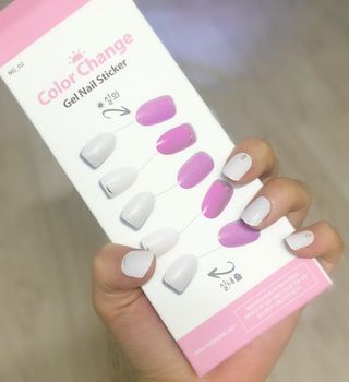 [네일가게] 햇빛에 닿으면 색이 변하는 신기한 햇살 반전 네일스티커 — 5점을 준 리뷰어가 2021년 8월 올린 사용 사진