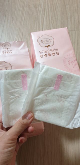 나무드 [유한킴벌리] 좋은느낌 유기농 순면 린넨블렌딩 생리대,롱라이너 중형 36매 1개 + 대형 32매 1개 — 5점을 준 리뷰어가 2021년 10월 올린 사용 사진