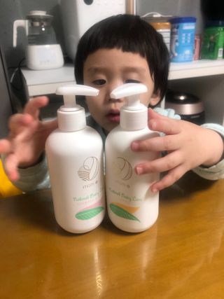 mom e 맘이 내추럴 베이비 케어 샴푸앤바스+로션 — 5점을 준 리뷰어가 2021년 1월 올린 사용 사진