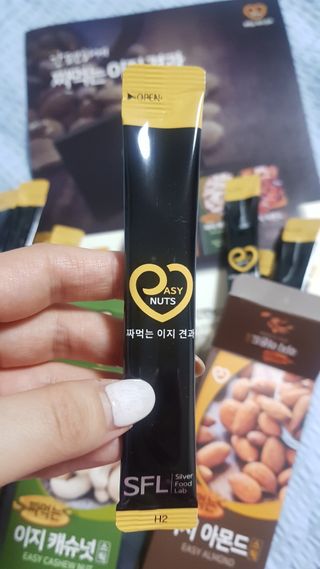 짜먹는 이지견과 짜먹는 이지아몬드, 짜먹는 이지허니피넛, 짜먹는 이지캐슈넛 각 10g X  10포 — 5점을 준 리뷰어가 2021년 2월 올린 사용 사진