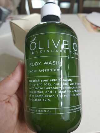 올리브 오일 스킨케어 컴퍼니 [OOSC] 향기로운 보습 로즈 제라늄 바디워시 500ml — 5점을 준 리뷰어가 2021년 5월 올린 사용 사진