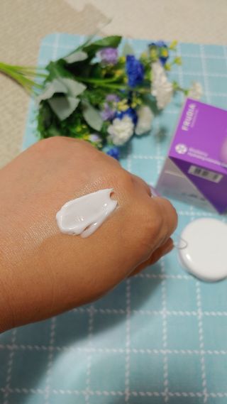 [후르디아] 72시간 블루베리 속살 수분크림 — 3점을 준 리뷰어가 2021년 6월 올린 사용 사진