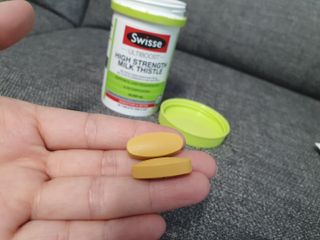 Swisse 스위스 고함량 밀크씨슬 35,000mg 60정 — 5점을 준 리뷰어가 2021년 11월 올린 사용 사진