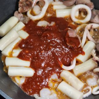 화끈한녀석들 새오똥400g 새우,오징어,똥집 볶음요리 소스,밀떡, 참기름 포함 — 4점을 준 리뷰어가 2022년 11월 올린 사용 사진