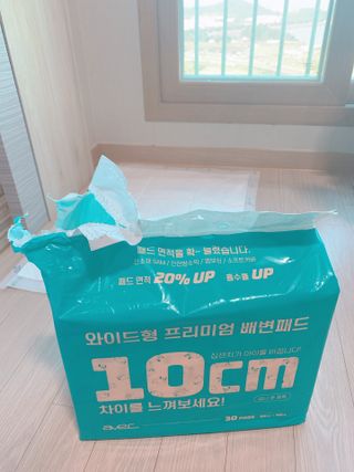 아베크 펫 와이드 프리미엄 대형 애견 강아지 배변 패드 30매 1팩 80g — 3.5점을 준 리뷰어가 2021년 7월 올린 사용 사진