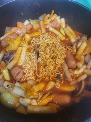 빨간키트 떡볶이 밀키트 2~3인분 매운맛 국물 떡볶이 만들기 쉬운 황금 레시피 분말 소스로 간편한 요리 — 3.5점을 준 리뷰어가 2021년 10월 올린 사용 사진