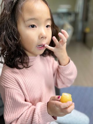 틱톡 [후르디아] 튼입술해결템 올리브영 블루베리 하이드레이팅 허니 립밤 — 5점을 준 리뷰어가 2024년 3월 올린 사용 사진