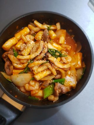 화끈한녀석들 새오똥400g 새우,오징어,똥집 볶음요리 소스,밀떡, 참기름 포함 — 5점을 준 리뷰어가 2022년 12월 올린 사용 사진