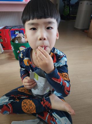 오봉산꽃부각 [만나식품] 오봉산 꽃부각 3가지 맛(오리지널, 새우맛, 매운고추맛) — 5점을 준 리뷰어가 2022년 12월 올린 사용 사진