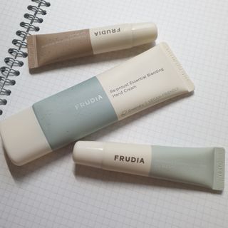 [후르디아] 올리브영 착한보습 비건 립버터 2종 — 5점을 준 리뷰어가 2022년 11월 올린 사용 사진