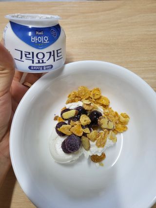 매일바이오 그릭요거트 오리지널 플레인 4개, 로스터리 커피믹스 4개 — 5점을 준 리뷰어가 2021년 12월 올린 사용 사진