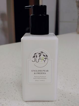 줄라이 모닝 _ JULY MORNING 줄라이모닝 하이드레이팅 퍼퓸드 바디앤핸드 에멀젼 — 4.5점을 준 리뷰어가 2021년 9월 올린 사용 사진