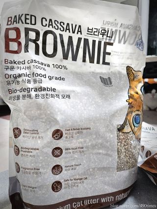 브라우니모래 [브라우니] 고양이 카사바모래 브라우니 천연 응고형 모래  6Lx2개 — 4점을 준 리뷰어가 2023년 11월 올린 사용 사진
