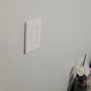 아카라 조명 스위치를 누워서 끄는 방법 (스마트 조명 스위치 2구 + 무선 리모트 스위치 1구 T1, 스마트 허브 E1) — 5점을 준 리뷰어가 2021년 11월 올린 사용 사진