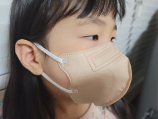 애니가드키즈 새부리형 KF94  5컬러 각 10매입 [화이트, 블랙, 크리미베이지, 코튼핑크, 그레이] 3-6세 — 5점을 준 리뷰어가 2022년 2월 올린 사용 사진