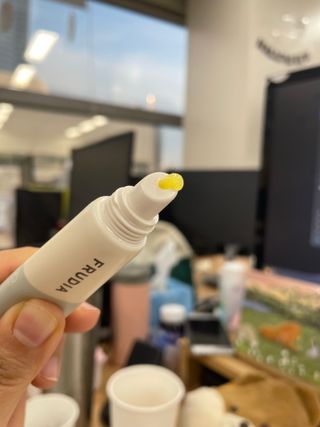 [후르디아] 올리브영 착한보습 비건 립버터 2종 — 5점을 준 리뷰어가 2022년 11월 올린 사용 사진