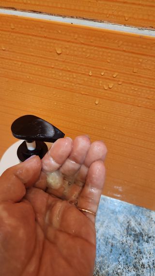 프리마인 더이상 뻣뻣하고 효과없는 탈모샴푸는 NO. 근본부터 케어하는 셀베이스 그린티샴푸(500ml) — 4.5점을 준 리뷰어가 2023년 2월 올린 사용 사진