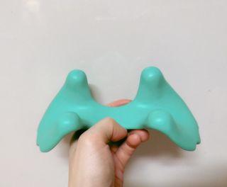 힐니스북 [힐마이넥]   거북목 통증완화를 위한 휴대용 목 안마기 — 4.5점을 준 리뷰어가 2022년 12월 올린 사용 사진