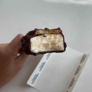 롯데제과 본젤라또 비스킷&바닐라카라멜바, 본젤라또 베리쇼콜라컵 — 5점을 준 리뷰어가 2021년 11월 올린 사용 사진